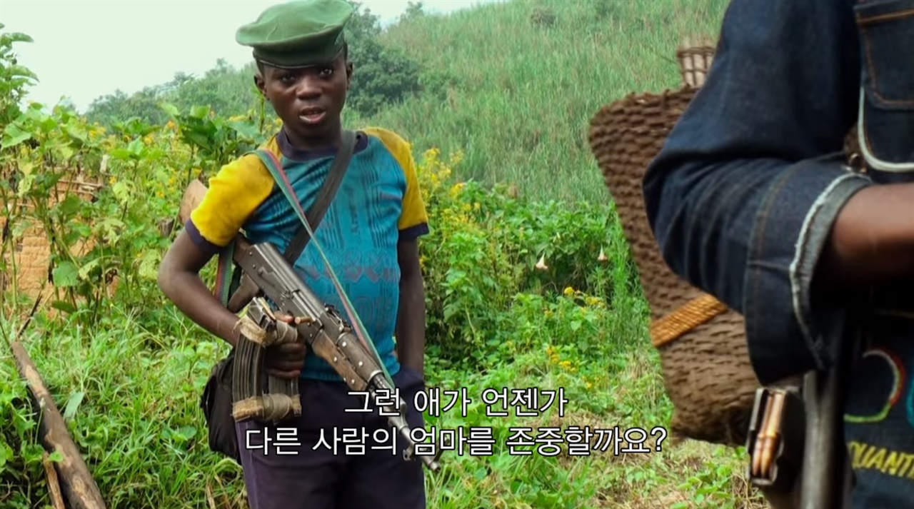 총을 든 아이 총을 들고 민병대 생활하는 아이