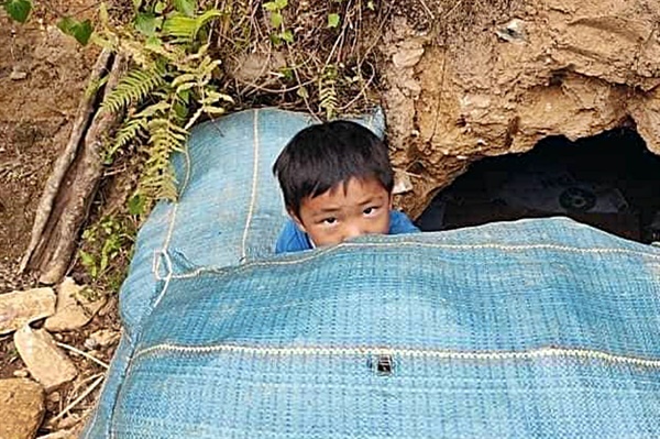  쿠데타를 일으킨 미얀마 군부의 소수민족 거주지 공습이 계속돼 많은 난민이 발생했다. 사진은 미얀마 남부 소수민족 카렌족 아이들의 처참한 모습. 