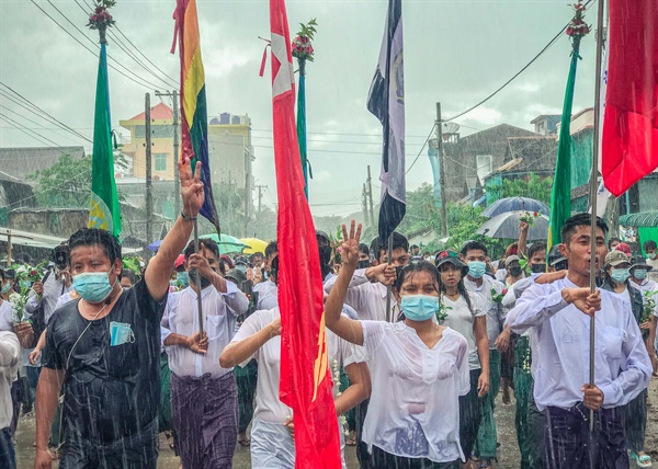  군부 쿠데타에 저항하고 있는 미얀마인들이 4월 17일 다웨이(Dawei)시에서 비가 오는 와중에도 시위를 벌이고 있다. 