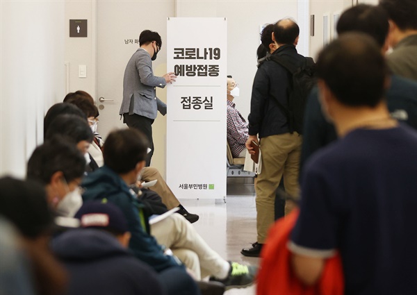   돌봄종사자와 항공업계 종사자의 백신 접종이 시작된 19일 오전 서울 강서구 부민병원에서 아스트라제네카 코로나19 백신 접종을 받기 위해 시민들이 대기하고 있다.