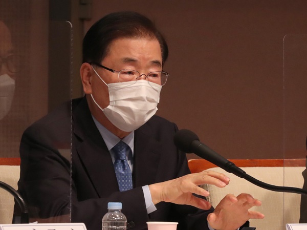  정의용 외교부 장관이 21일 서울 프레스센터에서 열린 관훈토론회에서 패널들의 질문에 답변하고 있다.