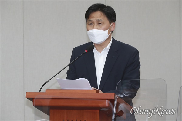김영진 더불어민주당 의원이 지난 4월 22일 오후 서울 여의도 국회에서 열린 국회운영위원회 전체회의에서 법률안 심사보고를 하고 있다. 