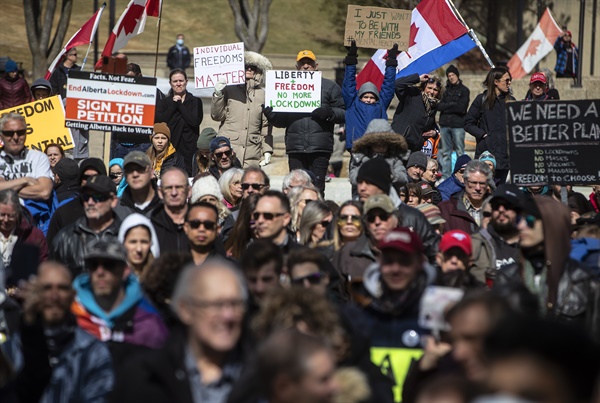 캐나다 중서부 앨버타주 에드먼턴의 주의회 의사당 앞에서 지난 4월 12일(현지시간) 코로나19 봉쇄와 마스크 착용에 반대하는 시위대가 시위를 벌이고 있다. 