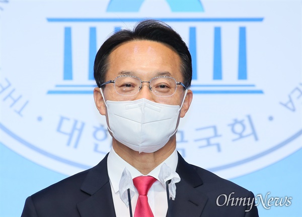  국민의힘 조해진 의원이 23일 서울 여의도 국회 소통관에서 당대표 선거 출마를 선언하고 있다.