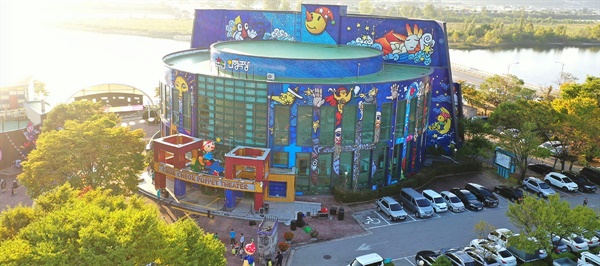 국내 유일의 인형극전문극장인 춘천인형극장 33년 역사를 가진 춘천인형극제의 주관 극장으로 건립됐다. 코로나로 위기지만 유니마 총회 개최로 큰 역할이 기대된다.
