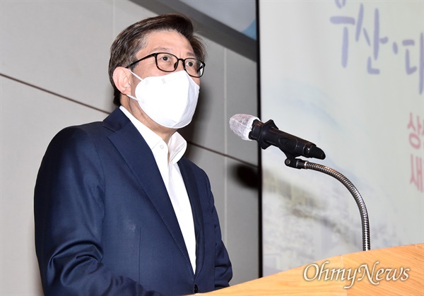  박형준 부산시장이 지난 22일 권영진 대구시장의 부산미래혁신위원회 강연회에 참석해 발언을 하고 있다.