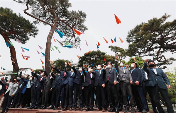  서춘수 함양군수는 28일 최근 한국교통연구원 주최, 제4차 국가철도망 구축계획 수립을 위한 공청회 시 공개된 계획에 경제성이 떨어진다는 이유로 달빛내륙철도 건설사업이 포함되지 않은 것에 대해 영호남 6개 시도지사와 함께 신규 반영을 위한 공동 호소문을 발표했다.