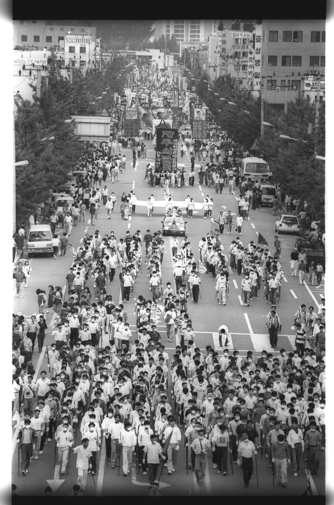  1991년 5월 25일 전남도청 앞에서 열리는 박승희 열사 노제에 참석하기 위해 금남로 거리를 지나는 장례 행렬