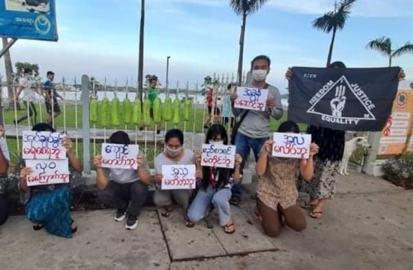  미얀마 민주화 시위. 호박에 구호 표시.