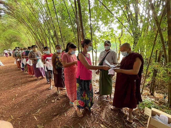  미얀마 민주화 시위. 먹을거리 나누기.