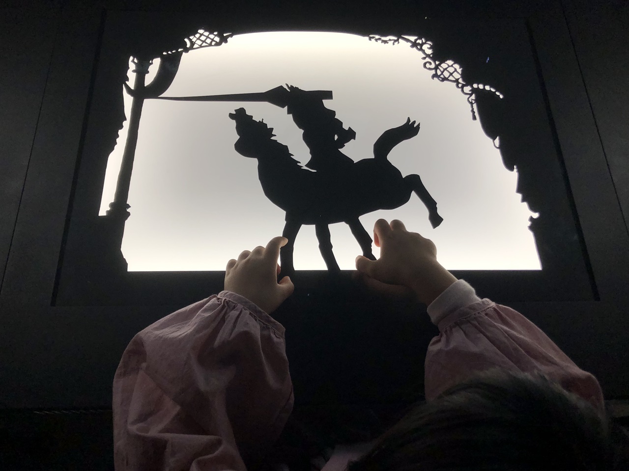 로테 라이니거의 작품 앞에는 관람객이 실루엣 애니메이션 제작을 체험해볼 수 있는 기기가 마련되어 있다. 여섯 살 아이가 이 체험을 굉장히 좋아했다.