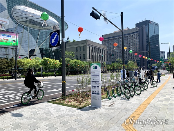  5월 3일 오후 서울시청 주변에 공유 자전거 따릉이 대여소와 자전거 도로가 설치돼 있다. 