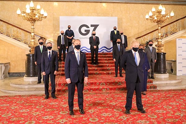 지난 5월 4∼5일 영국 런던에서 열린 주요 7개국(G7) 외교개발장관회의에 참석한 각국 외교 장관들이 기념촬영하고 있다. 맨 왼쪽이 정의용 외교부 장관, 맨 앞쪽 오른쪽은 보리스 존슨 영국 총리다.