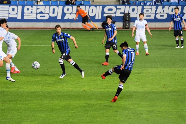  57분 2초, 인천 유나이티드 김도혁의 왼발 발리 슛이 포항 골문으로 들어가는 순간