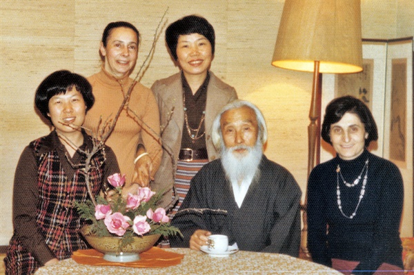 1977년 콜렛 누아르(왼쪽에서 두 번째)의 모습. 수염을 기른 남성은 함석헌 선생이다.