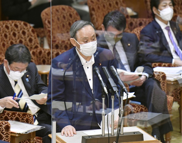  스가 요시히데(菅義偉) 일본 총리가 10일 오후 열린 참의원 예산위원회에서 도쿄올림픽·패럴림픽 개최 문제 등 현안 관련 질의에 답변하고 있다