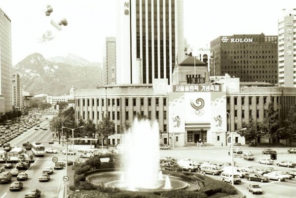1980년대 말 서울시청 앞과 세종대로의 모습. 광장은 커녕 인도와 횡단보도조차 찾아보기 힘들다
