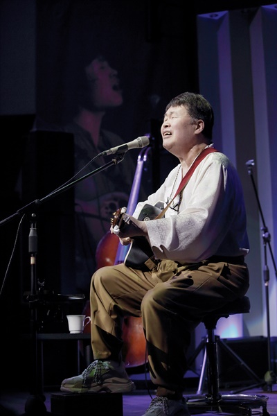 인천 출신 가수 송창식은 매주 금·토요일 저녁 미사리 라이브 카페 ‘쏭아’에서 노래를 부른다. 지난 4월 9일 저녁 송창식이 공연을 하고 있다.