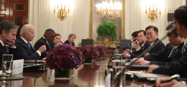  문재인 대통령과 조 바이든 미국 대통령이 21일 오후(현지시간) 백악관 국빈만찬장에서 확대회담을 하고 있다.