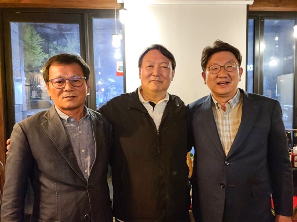  윤석열 전 검찰총장(가운데)이 지난 5월 29일 강원 강릉시의 한 식당에서 국민의힘 권성동 의원(오른쪽)을 만나 함께 사진을 찍고 있다. 