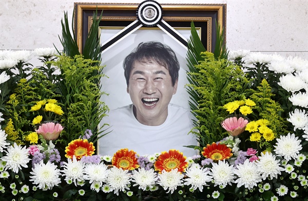 월드컵 영웅의 영정 7일 오후 서울아산병원 장례식장에 마련된 유상철 전 인천 유나이티드 감독의 빈소에 고인의 영정이 놓여 있다.