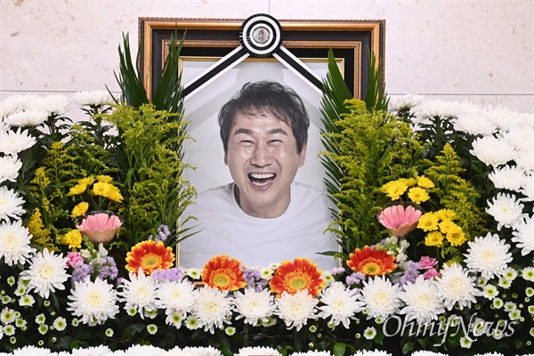  고 유상철 전 인천 유나이티드 감독의 빈소가 8일 서울 아산병원 장례식장에 마련되어 있다. 유상철 전 감독고 지난 2019년 췌장암 진단을 받고 치료에 전념해 왔고, 7일 별세했다.