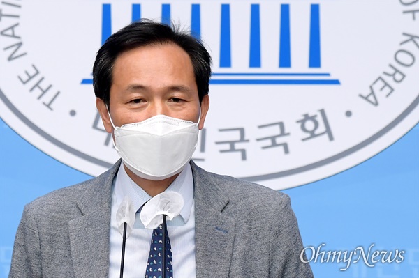 우상호 더불어민주당 의원이 지난해 6월  8일 오후 서울 여의도 국회 소통관에서 기자회견을 하고 있다.