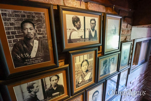  서대문형무소 역사관에 권오설, 유관순 열사를 비롯한 독립운동가들의 사진이 전시되어 있다.