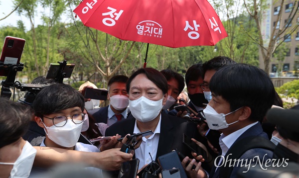 2021년 6월 9일, 윤석열 전 검찰총장이 서울 중구 남산예장공원 개장식에 참석하고 있다. 사진 가운데에 팬클럽 '열지대'의 홍보용 빨간 우산이 보인다. 