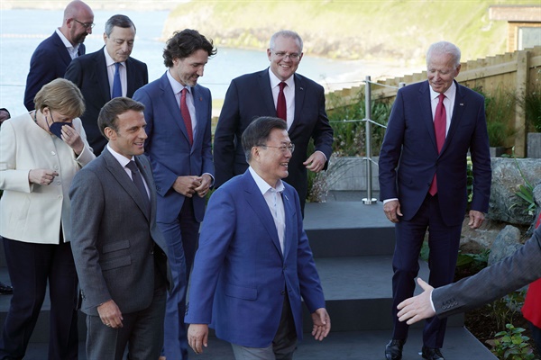 2021년 6월 12일(현지시간) G7 정상회의 참석차 영국을 방문 중인 문재인 대통령이 영국 콘월 카비스베이 양자회담장 앞에서 참가국 정상들과 기념사진을 촬영한 후 이동하는 모습.