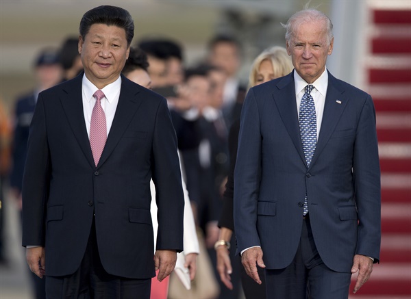 지난 2015년 9월, 시진핑 중국 주석(왼쪽)과 조 바이든 당시 부통령이 메릴랜드 주 앤드류스 공군 기지에 도착해 활주로 위를 걷고 있다.