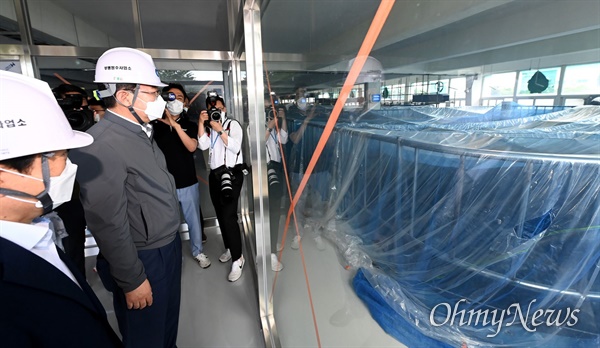 박남춘 인천시장이 6월 16일 부평정수장을 방문해 제3여과지 시설을 점검하고 있다.
