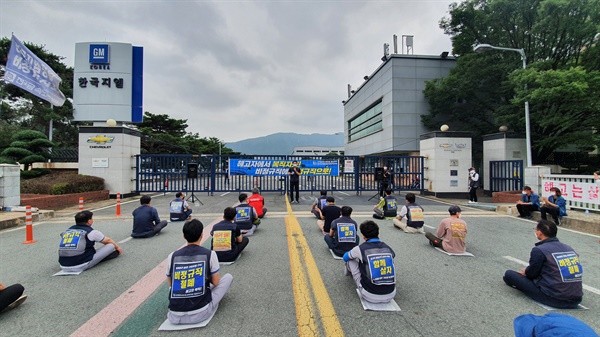 17일 오후 한국지엠 창원공장 앞에서 열린 “불법파견, 해고자 복직 문제해결을 위한 결의대회”.