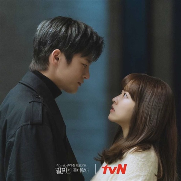  시한부 삶을 사는 동경과 모든 사라지는 것들의 이유인 멸망의 사랑을 담은 tvN 드라마 <어느 날 우리집 현관으로 멸망이 들어왔다> 