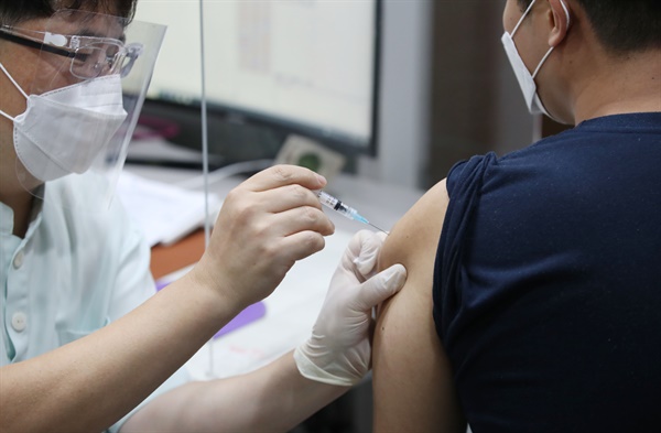  30세 이상 예비군 등에 대한 얀센 백신 접종이 시작된 10일 서울 동작구 경성의원에서 시민들이 얀센 백신을 접종받고 있다.