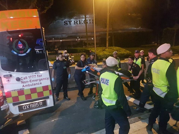 2018.6.12. 싱가포르 세인트레지스 호텔 앞에서 호흡곤란으로 쓰러져 구급차를 타고 응급실로 호송되고 있는 필자