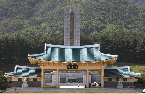대전현충원 중앙에는 나라를 지키기 위해서 싸우다가 숨진 영령들을 기리기 위한 현충탑이 세워져 있다. 