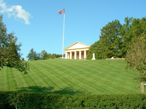 미국의 대표 국립묘지인 알링턴 국립묘지의 면적은 258만㎡로 국립대전현충원보다 작다. 
