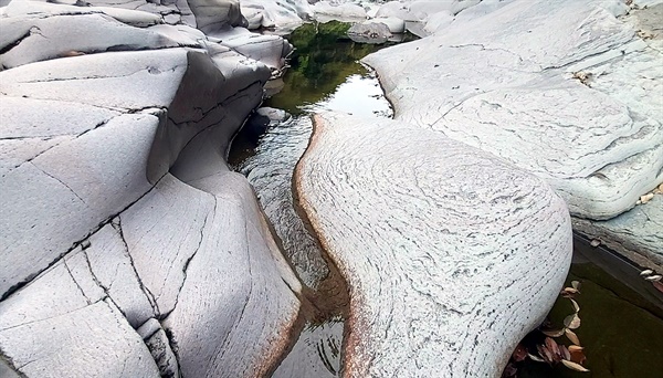 유네스코 생물권 보존지역으로 지정된 제주 효돈촌의 기암괴석은 한라산에서 분출된 용암이 식으면서 형성됐다.  