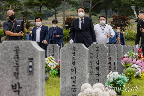 대선출마선언을 한 윤석열 전 검찰총장이 6일 오전 대전현충원 제2연평해전 전사자 묘역을 참배를 마치고 돌아가고 있다.