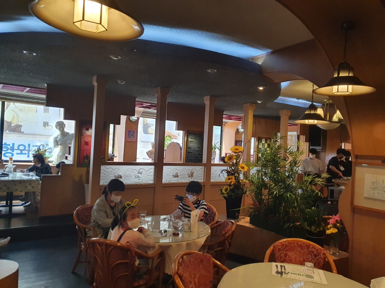 안성중앙시장에서 머지 않은 거리에 예전부터 현재까지 안성시민들의 레스토랑으로 자리매김한 마로니에 레스토랑이 있다. 인테리어 부터 접대방식까지 그때 그 시절의 추억을 떠오르게 만든다.