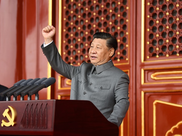 중국공산당 창당 100주년 기념일인 7월 1일 수도 베이징의 톈안먼 광장에서 시진핑(習近平) 국가 주석 겸 공산당 중앙위원회 총서기가 경축 연설을 하고 있다. 시 주석은 이 자리에서 중화민족이 당하는 시대는 끝났다고 대내외에 선언했다. 
