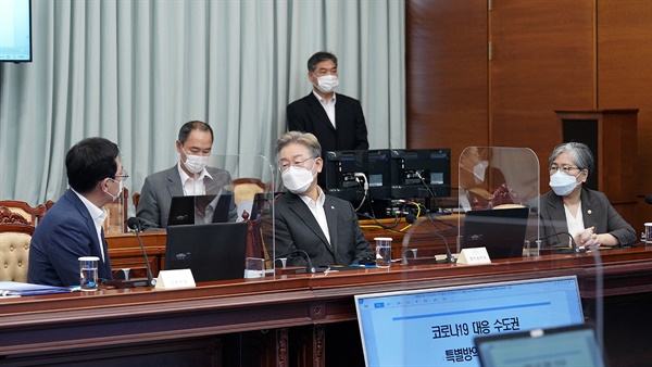 이재명 경기도지사(가운데)가 12일 오후 청와대에서 열린 수도권 특별방역점검회의에 참석, 박남춘 인천시장(왼쪽)과 대화하고 있다. 오른쪽은 정은경 질병관리청장.