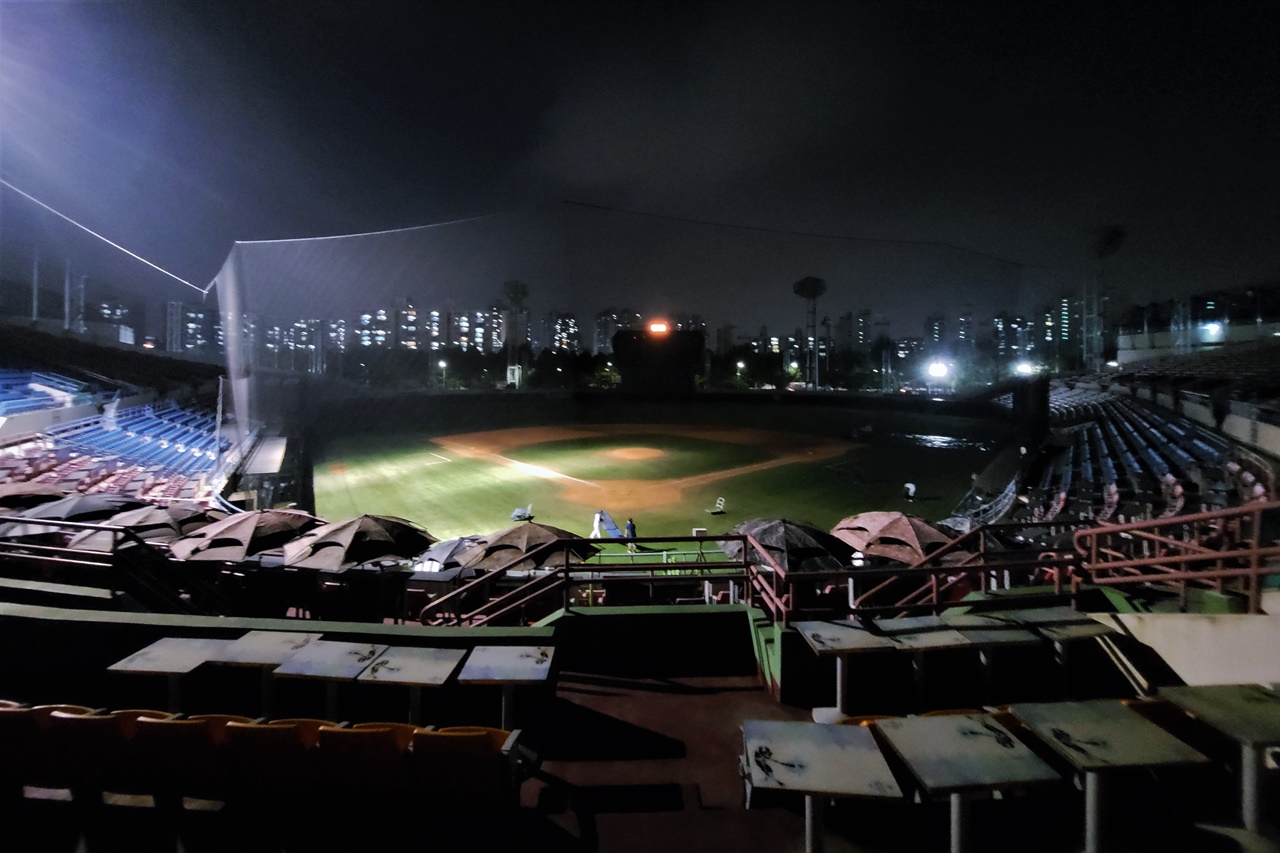 암흑에 빠진 목동야구장 목동야구장에서 진행되던 청룡기 고교야구전국대회가 중단된 가운데, 목동야구장에 어둠이 드리워져있다.