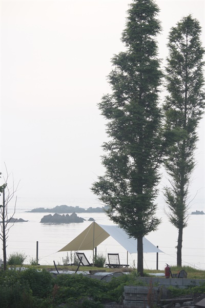 농어바위해변에는 바다와 맞닿은 거리에 가족이 쉬어가기 좋은 캠핑장과 펜션이 여러 곳 있다.