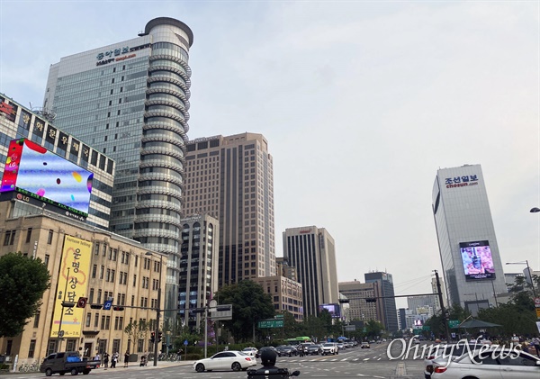 서울 광화문네거리에서 보이는 동아일보, 조선일보 건물들.