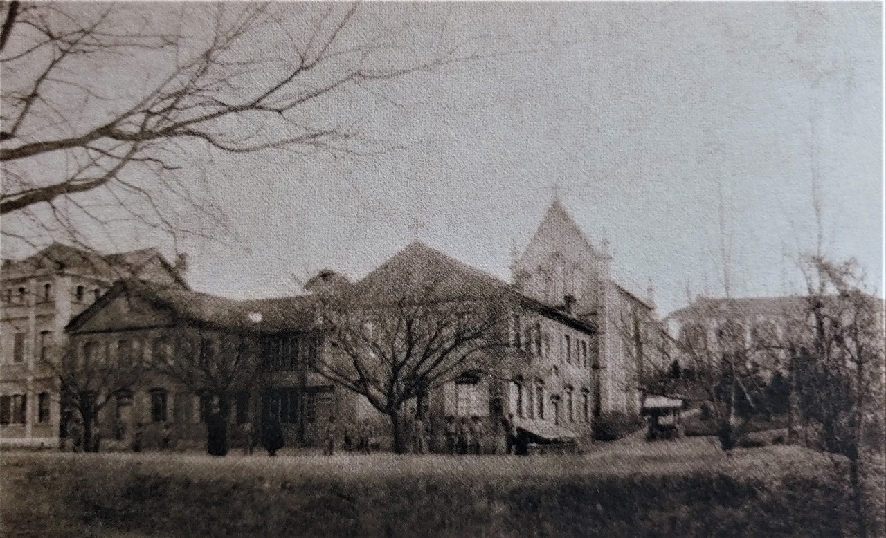 좌로부터 나뭇가지 아래가 소신학교(1914), 성당 바로 앞 'ㄷ'자 모양 건물이 1960년대 철거된 소신학교(1892), 현 원료호 성심성당(1902). 대신학교(1911)다.