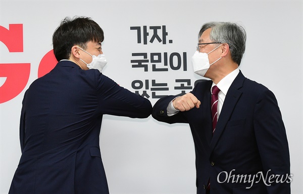2021년 7월 15일, 당시 국민의힘 이준석 대표(왼쪽)가 서울 여의도 국민의힘 중앙당사를 찾은 최재형 전 감사원장을 접견하며 인사하고 있다.
