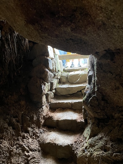 복합문화공간 '39-17 마중'에는 일제 시대 강제 징용을 피해 숨으려고 만든 토굴이 있다. 토굴 안에서 본 바깥으로 향하는 계단. 