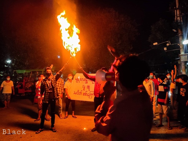  14일 밤 만달레이 시위